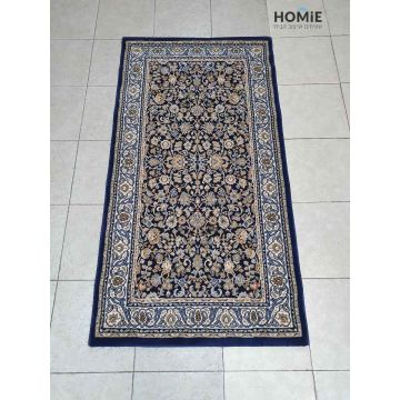 שטיח קלאסי פרחוני יוקרתי ומהודר דגם פומפיי 46/334 בצבע כחול. השטיח מתאים לסלון, חדר שינה, מסדרון, מטבח, פינת אוכל, חדר עבודה ומשרד. 