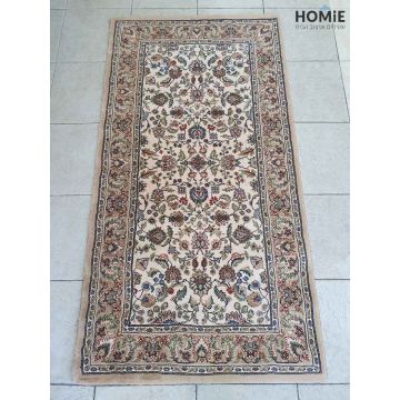 שטיח קלאסי מדליון פרחוני אדום דגם פנתאון 51/65 בצבע בז' עם נגיעות צבע מרהיבות. השטיח המפואר והיוקרתי מתאים לסלון, לחדר שינה, לחדר אורחים, למסדרון, למטבח, לפינת אוכל, לחדר עבודה ולמשרד. 