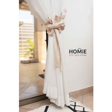 חבק פפיון דקורטיבי קטיפה לוילון בצבע בז'. החבק המהודר והיוקרתי המגיע בסגנון הרטרו כפרי ישדרג את מראה הוילון שלכם בכמה רמות ויאסוף אותו בצורה אפקטיבית ונעימה לעין. הוא מיוצר בעבודת יד על ידי אמן מוכשר שהשקיע בו עבודה מרובה. החבק יתאים לסלון, חדר שינה, חדר 