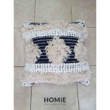 כרית נוי לסלון דקורטיבית כותנה כחול לבן פרנזים דגם לטינה בצבע כחול, לבן ואוף וויט. הכרית מתאימה לסלון, לחדר שינה, לחדר ילדים, לחדר משחקים, לחדר אורחים, לפינת זולה, לפינת אוכל, לפינת משחקים, לחדר עבודה, לגינה, לגן ילדים, לבית הספר ולמשרד. 