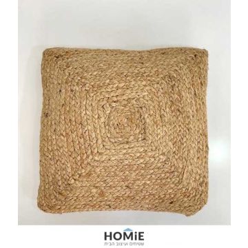 כרית נוי חבל (יוטה) טבעי עבודת יד לסלון ושאר חלל הבית דגם סאו פאולו. הכרית הנפלאה בסגנון הכפרי תשלב בצורה אופטימלית גם בחדר שינה, חדר ילדים, חדר אורחים, פינת ישיבה, פינת משחקים, פינת אוכל, מטבח, חדר עבודה, משרד, בית ספר וגן ילדים. 