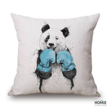 כרית נוי מדליקה ואיכותית לסלון, לחדר שינה, לחדר ילדים ושאר חלל הבית דגם דוב פנדה מתאגרף. 