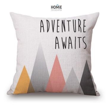 כרית נוי גיאומטרית מדליקה לסלון, לחדר שינה, לחדר ילדים ושאר חלל הבית דגם פסגות צבעוניות.