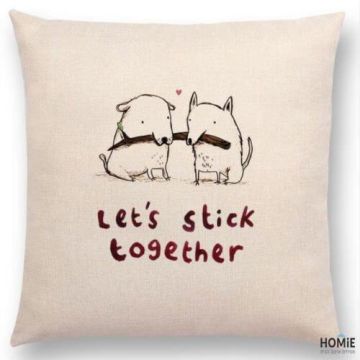 כרית נוי מדליקה ואיכותית לסלון, לחדר שינה, לחדר ילדים ושאר חלל הבית דגם כלבים אוחזים מקל בצבע אוף וויט ובורדו.