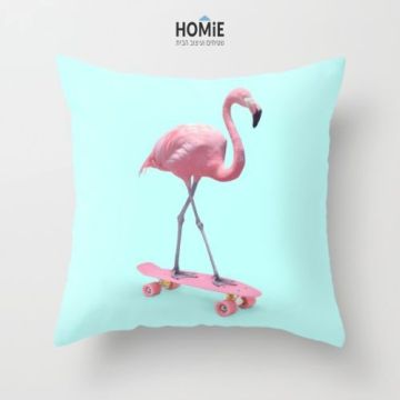 כרית נוי מדליקה ואיכותית לסלון, לחדר שינה, לחדר ילדים ושאר חלל הבית דגם פלמינגו על סקייטבורד