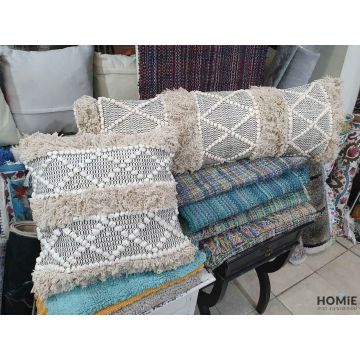 כרית נוי בוהו שיק אתנית גיאומטרית מעויינים כותנה עבודת יד מודרנית יוקרתית דגם קיארה 03 בצבע בז' אוף וויט לסלון, לחדר שינה, לחדר ילדים, לחדר משחקים, לפינת זולה, לחדר עבודה, לגינה, לגן ילדים ולמשרד. 