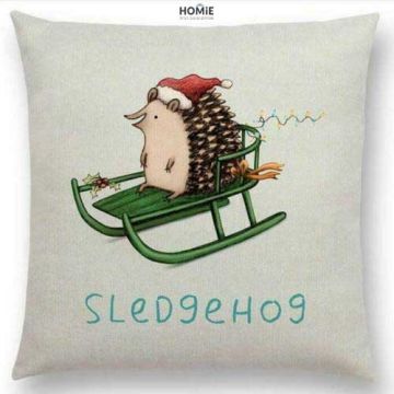 כרית נוי מדליקה ואיכותית לסלון, לחדר שינה, לחדר ילדים ושאר חלל הבית דגם קיפוד על מזחלת. 