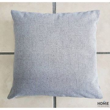 כרית נוי אפורה בהירה בסגנון פשתן לסלון או חדר שינה - צילום של הכרית בשלמותה