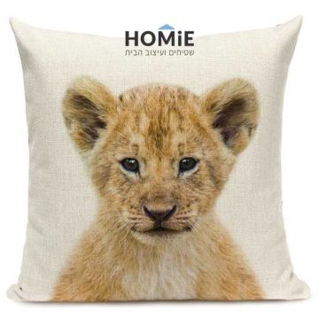 כרית נוי לסלון, חדר שינה, חדר ילדים ושאר הבית דגם גור אריות (כפיר) סימבה בצבע בז'. 