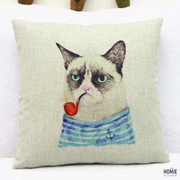 כרית נוי מדליקה ואיכותית לסלון, לחדר שינה, לחדר ילדים ושאר חלל הבית דגם חתול גראמפי קאט מלח בים. הכרית תכניס המון שיק, סטייל והומור לחלל החדר. היא עמידה, נעימה למגע, פרקטית וקלה לניקוי