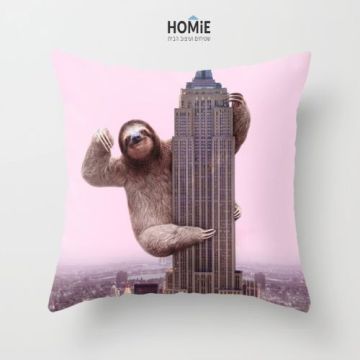 כרית נוי מדליקה ואיכותית לסלון, לחדר שינה, לחדר ילדים ושאר חלל הבית דגם עצלן מטפס על בניין האמפייר סטייט. 