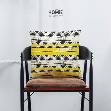 כרית נוי גיאומטרית אבסטרקטית מדליקה ואיכותית לסלון, לחדר שינה ושאר חלל הבית דגם משולשים פסים בצבע צהוב ושחור. הכרית תכניס שיק וסטייל לחלל החדר