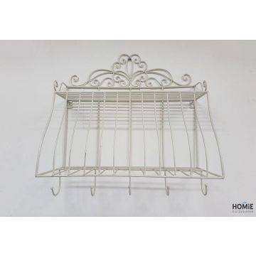 פירזול מתכת דקורטיבי יוקרתי בסגנון וינטג' בצבע שמנת. הפירזול ורסטילי ומיועד לתליה לכל מקום. יש לו מקום לאיחסון וגם ווים לתליה בתחתיתו