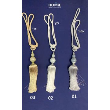 פורטיירה קושרה (חבק) צמה דקורטיבית וינטג' לוילון דגם קלאופטרה . החבק המודרני המהודר שמיוצר בעבודת יד מתאים לכל סוגי הוילונות וכל סגנונות העיצוב. הוא יוסיף המון חן והדר לכל וילון וישדרג את החלל בכמה רמות. החבק עוטף ומחזיק את הוילון בצורה אופטימלית בעזרת קש