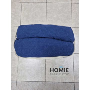 כיסוי סלון אלסטי כחול תבליטים גיאומטריים דגם קולורדו 05. הכיסוי בעל בד ריפוד יוקרתי מודרני ומתאים לספות סטנדרטיות.