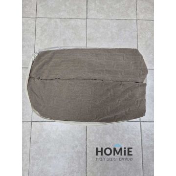 כיסוי סלון אלסטי חום תבליטים גיאומטריים דגם קולורדו 04. הכיסוי בעל בד ריפוד יוקרתי ומתאים לספות סטנדרטיות.