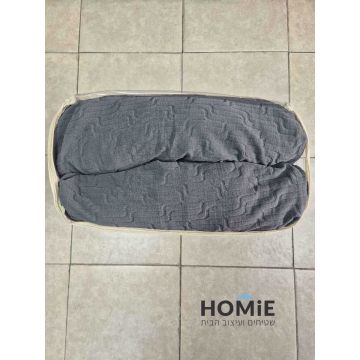 כיסוי סלון אלסטי אפור תבליטים גיאומטריים דגם קולורדו 02. הכיסוי בעל בד ריפוד יוקרתי מודרני ומתאים לספות שונות.