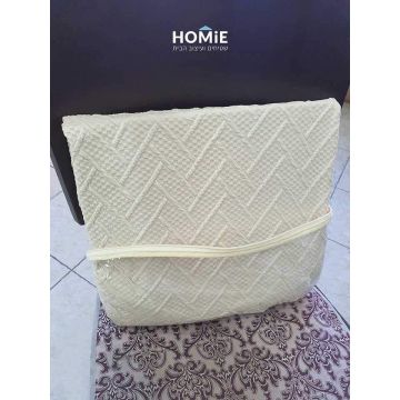 כיסוי אלסטי יוקרתי מודרני לכורסת טלויזיה בצבע בז' דגם סנדרה. הכיסוי מתאים עצמו כמו כפפה לצורה וגודל הכורסא. 