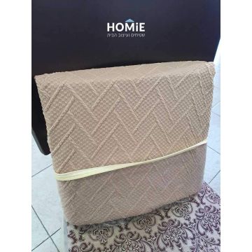 כיסוי אלסטי מודרני יוקרתי לכורסת טלויזיה בצבע קפה-מוקה דגם סנדרה. הכיסוי מתאים עצמו כמו כפפה לצורה וגודל הכורסא.