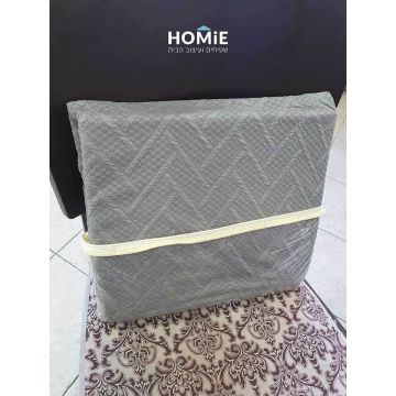 כיסוי אלסטי מודרני יוקרתי לכורסת טלויזיה בצבע אפור דגם סנדרה. הכיסוי מתאים עצמו כמו כפפה לצורה וגודל הכורסא. 