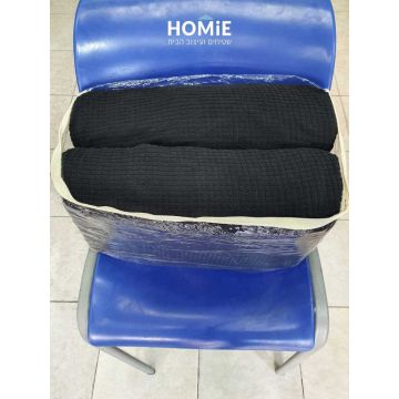 כיסוי סלון אלסטי 1+2+3 שחור ריבועים קטנים מודרני יוקרתי דגם מלניה המתאים עצמו כמו כפפה לצורה וגודל הסלון. הכיסוי בעל יכולת אלסטית מרשימה ביותר ונמתח מכל צדדיו בזכות הספנדקס שבו. 