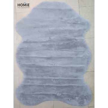 שטיח פרווה אסימטרי אפור בהיר דגם פיור מודרני כפרי לסלון ושאר הבית.