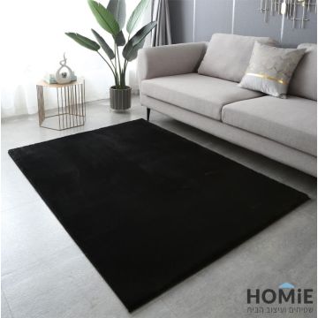 שטיח פרווה שחור מודרני כפרי דגם פיור - מוצג בסלון במלואו למרגות הספה