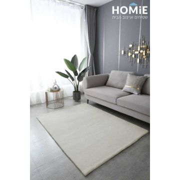 שטיח פרווה שמנת דגם פיור מונח בשלמותו בסלון, למרגלות הספה, מוסיף חמימות וסטייל לחלל