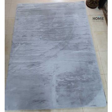 שטיח פרווה אפור בהיר דגם פיור מודרני מפנק לסלון ושאר הבית.