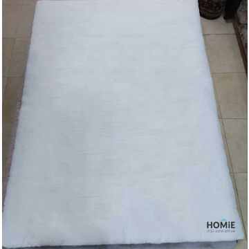 שטיח פרווה לבן דגם פיור מודרני צפוף ויוקרתי. השטיח יתאים לסלון, ושאר חלל הבית.