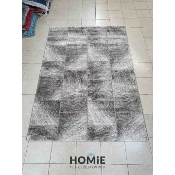 שטיח טלאים גיאומטרי אבסטרקטי ריבועים מודרני יוקרתי דגם מילאנו 61/70 בצבע חום בז'. השטיח יתאים לסלון, לחדר שינה, לחדר ילדים, לפינת משחקים, למסדרון, למטבח, לפינת אוכל, לחדר עבודה ולמשרד. 