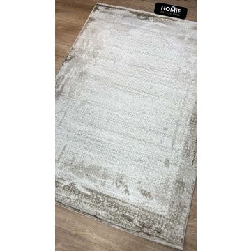 שטיח סלון לורנזו בשלמותו על רצפת פרקט – עיצוב וינטג' גיאומטרי בצבעי קרם ובז'