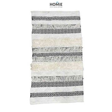 שטיח כותנה גיאומטרי מעויינים עבודת יד יוקרתי דגם קיארה 05 בצבע שחור, לבן ושמנת. השטיח הכפרי הנורדי סקנדינבי יתאים לסלון, לחדר שינה, לחדר ילדים, לאמבטיה, למסדרון, למטבח, לפינת אוכל, לפינת משחקים, לחדר עבודה, למשרד, לבית הספר וגן ילדים. 