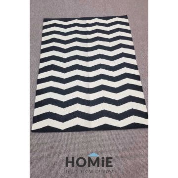 שטיח כותנה דגם וקטור – שטיח לסלון בעיצוב זיגזג שחור לבן במבט מלא על הרצפה – הומי