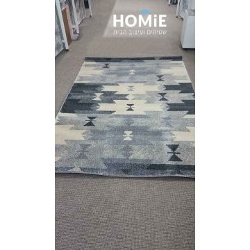 שטיח אתני גיאומטרי מודרני יוקרתי בצבע אפור, כחול ושמנת דגם אטלנטיס 19/657. השטיח השבטי יתאים לסלון, לחדר שינה, לחדר ילדים, למסדרון, למטבח, לפינת אוכל, לפינת משחקים, לחדר עבודה ולמשרד. 