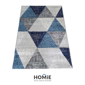 שטיח גיאומטרי מודרני משולשים דגם מטרו 1384 בצבע כחול, תכלת, אפור ושמנת. השטיח היוקרתי יתאים לסלון, חדר שינה, חדר ילדים, חדר אורחים, פינת ישיבה, מסדרון, פינת אוכל, מטבח, חדר עבודה, משרד, גן ילדים ובית ספר. 