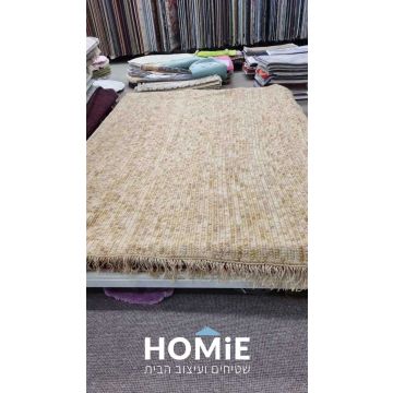 שטיח חבל (יוטה) טבעי כפרי עבודת יד פרנזים דגם אוגוסטוס. השטיח מתאים לסלון.