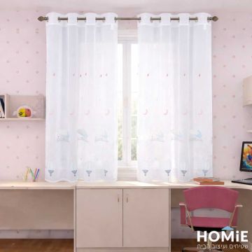 וילון ילדים חצי שקוף עם רינגים, הדפס כדורים פורחים וחיות קטנות, תלוי על מוט מול חלון ומכניס אור טבעי לחלל החדר