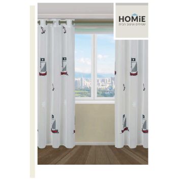 וילון ילדים חצי שקוף עם רקמת ספינות ועוגנים בגווני אדום וכחול.