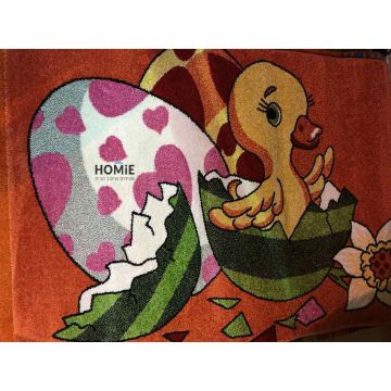 שטיח לחדר ילדים / תינוקות / גן ילדים איכותי, עמיד, צפוף ונעים למגע דגם גוזל בוקע מביצה. 