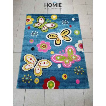 שטיח לחדר ילדים מודרני יוקרתי דגם פרפרים ופרחים צבעוניים רקע כחול. השטיח המגניב והאיכותי יתאים גם לחדר תינוקות, חדר שינה, פינת משחקים, גן ילדים ובית הספר.