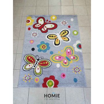שטיח לחדר ילדים מודרני יוקרתי דגם פרפרים ופרחים צבעוניים רקע אפור. השטיח המגניב והאיכותי יתאים גם לחדר תינוקות, חדר שינה, פינת משחקים, גן ילדים ובית הספר. 