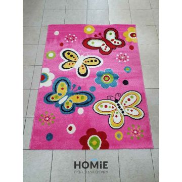 שטיח לחדר ילדים דגם פרפרים ופרחים צבעוניים רקע ורוד - תצוגה מלאה.