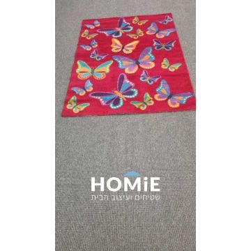 שטיח לחדר ילדים דגם פרפרים צבעוניים. השטיח המודרני האיכותי מתאים גם לשאר הבית.