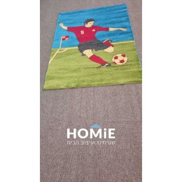שטיח צבעוני לחדר ילדים דגם שחקן כדורגל. השטיח מתאים גם לשאר החללים בבית.