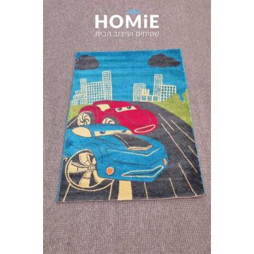 שטיח ילדים עם עיצוב צבעוני של מכוניות מירוץ על רקע עירוני, פרוש במלואו על רצפה