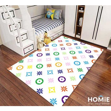 שטיח לחדר ילדים דגם צורות צבעוניות רקע לבן. השטיח מתאים גם לבתי ספר וגני ילדים. 