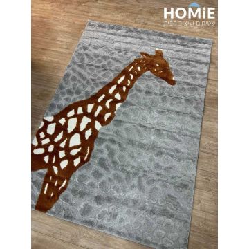 שטיח ילדים דגם ג'ירפה – רקע אפור עם ג'ירפה חום לבן, נראה בשלמותו על הפרקט
