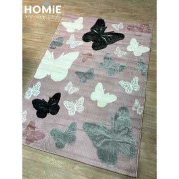 שטיח ילדים פרפרים על פרקט – צבעוניות מרהיבה וניגודיות בין פרפרים גדולים לקטנים