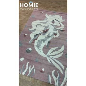 שטיח ילדים ורוד סגול שמנת אפור עם יצור ימי קסום, מוצג בשלמותו על רצפת פרקט